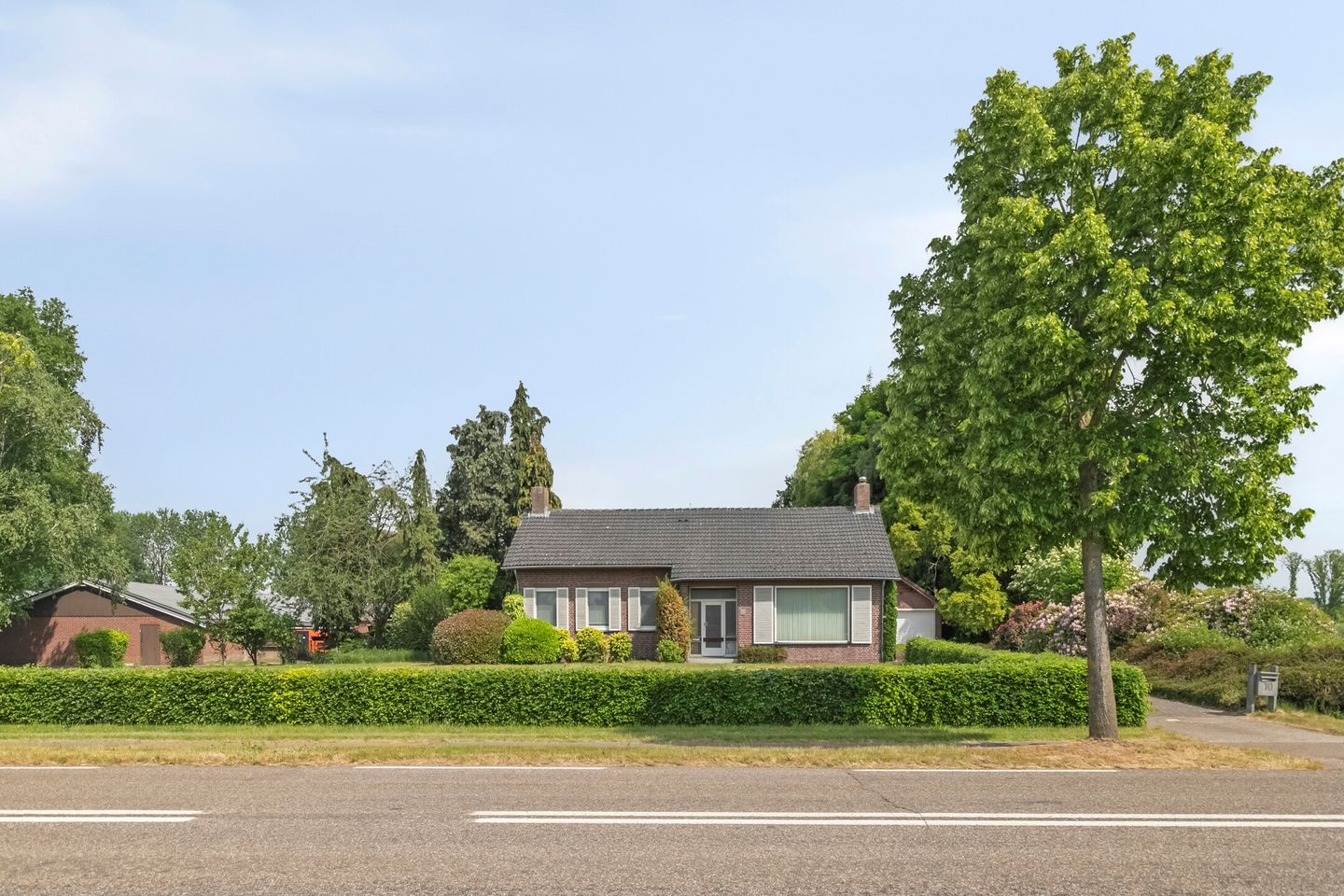 Bekijk foto 1 van Leveroyseweg 10
