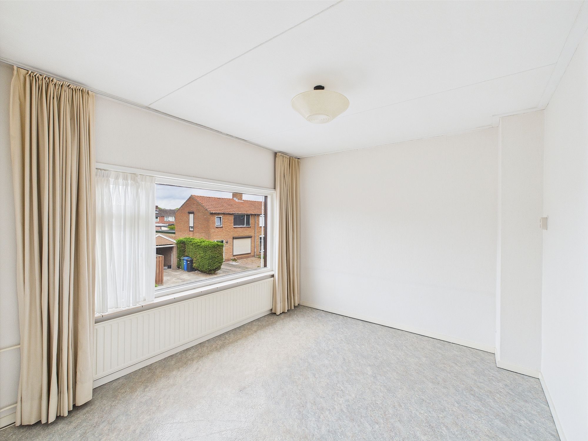 Photo 15 of Robertstraat 57