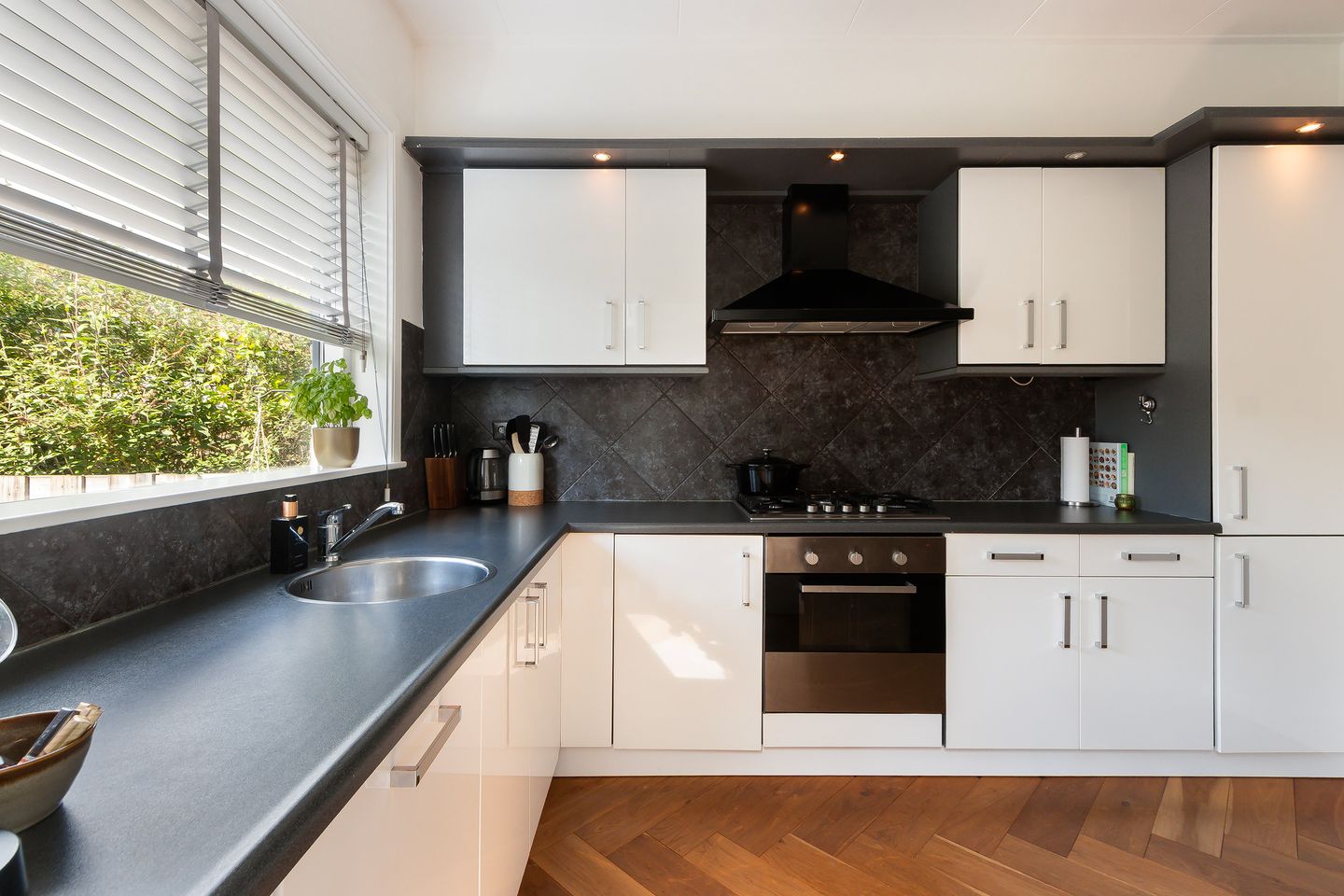 Photo 10 of Herradesstraat 39