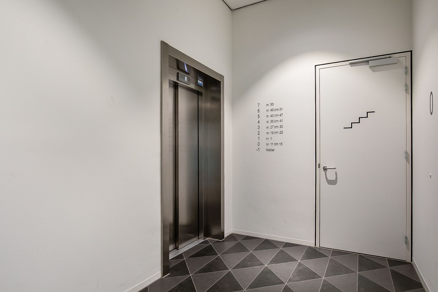 Foto 10 van Mies van der Rohestraat 37