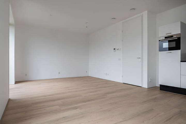 Photo 13 of Mies van der Rohestraat 37