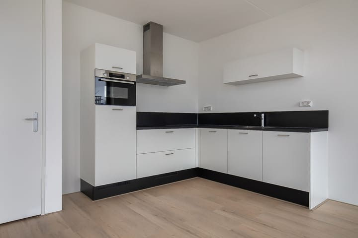 Photo 15 of Mies van der Rohestraat 37