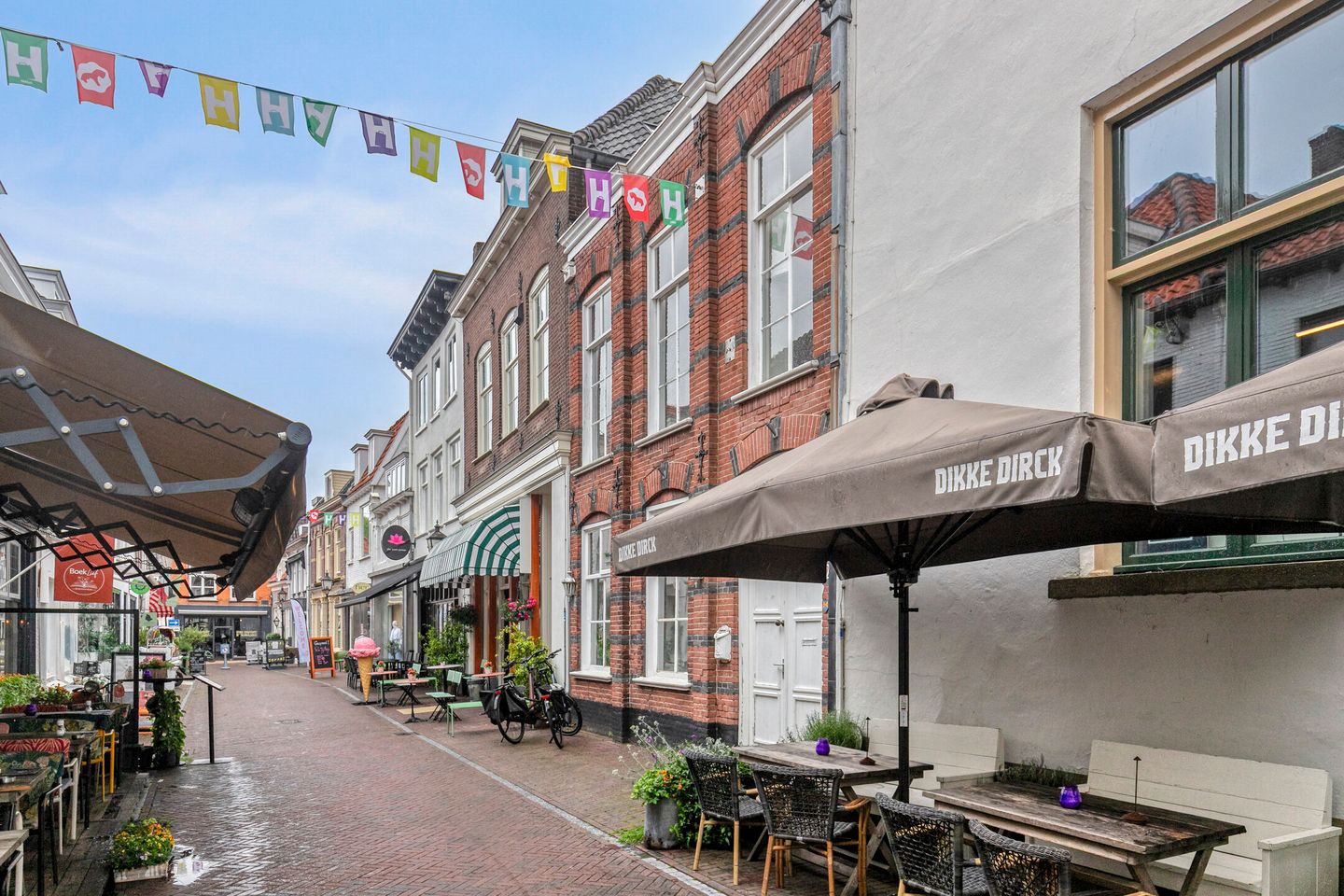 View photo 2 of Hondegatstraat 2