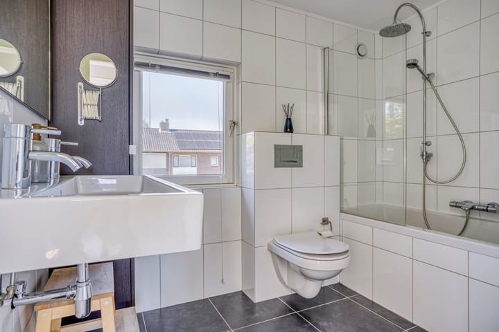 Foto 19 van Burgemeester van der Weidenlaan 56