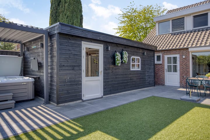 Foto 32 van Burgemeester van der Weidenlaan 56