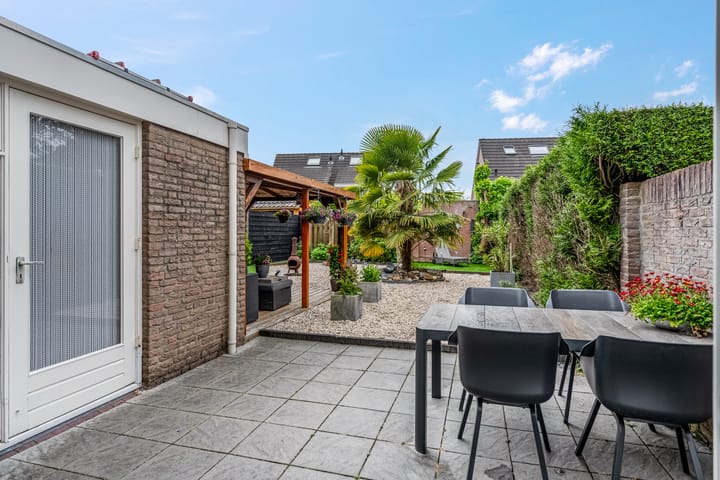 Foto 37 van Clara van Delwigstraat 14