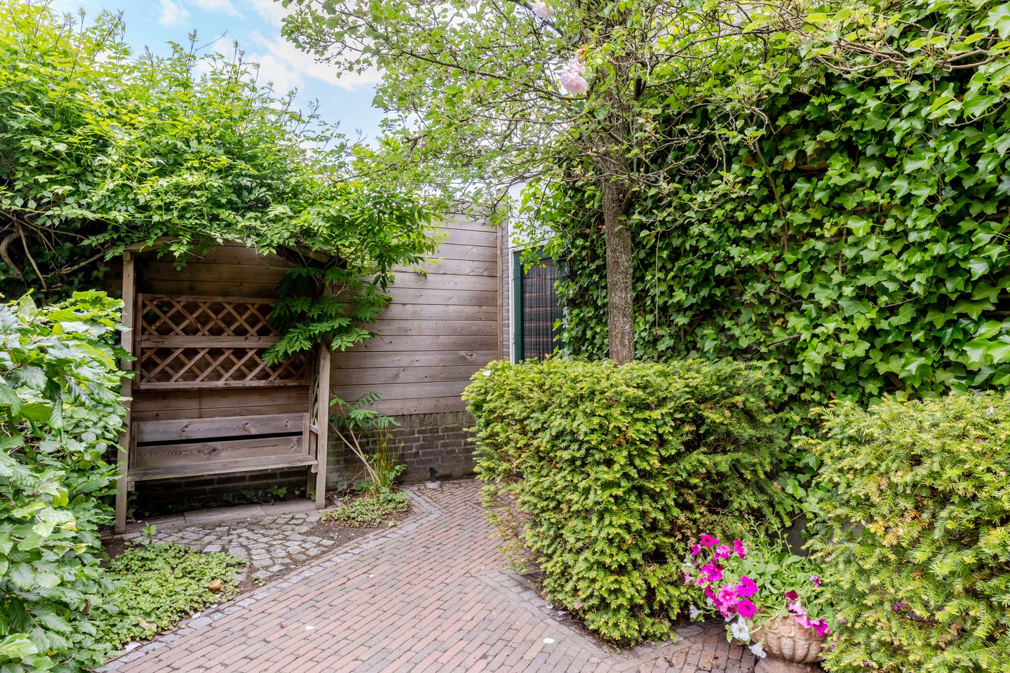 Photo 35 of Burg. Den Oudenstraat 2