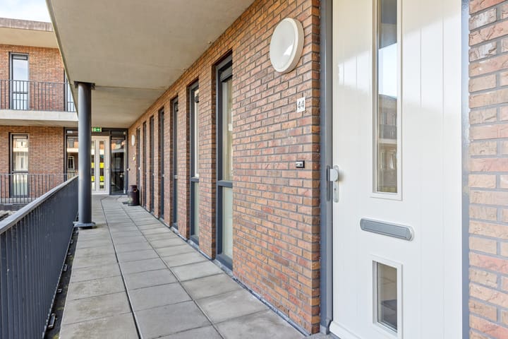 Foto 11 van Peter van Thaborplein 44