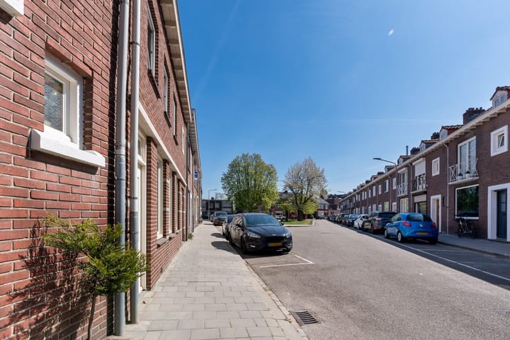 Foto 24 van Burgemeester Bloemartsstraat 24