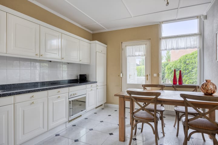 Photo 11 of Teugenaarsstraat 21