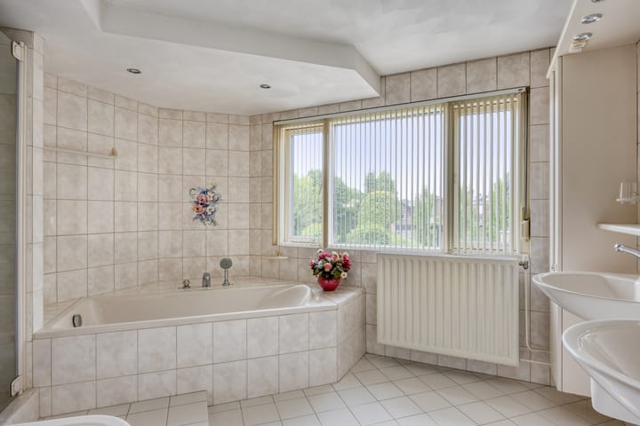 Photo 19 of Teugenaarsstraat 21