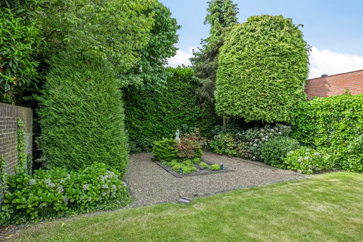 Photo 35 of Teugenaarsstraat 21