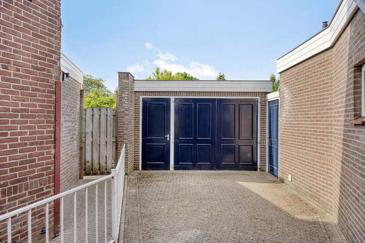 Photo 37 of Teugenaarsstraat 21