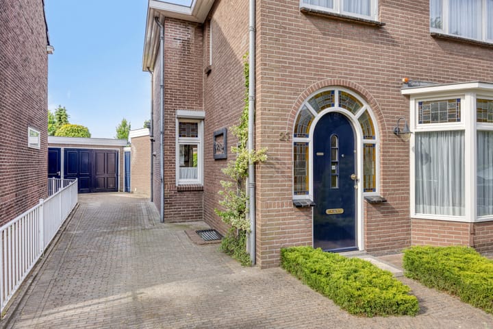 Photo 42 of Teugenaarsstraat 21