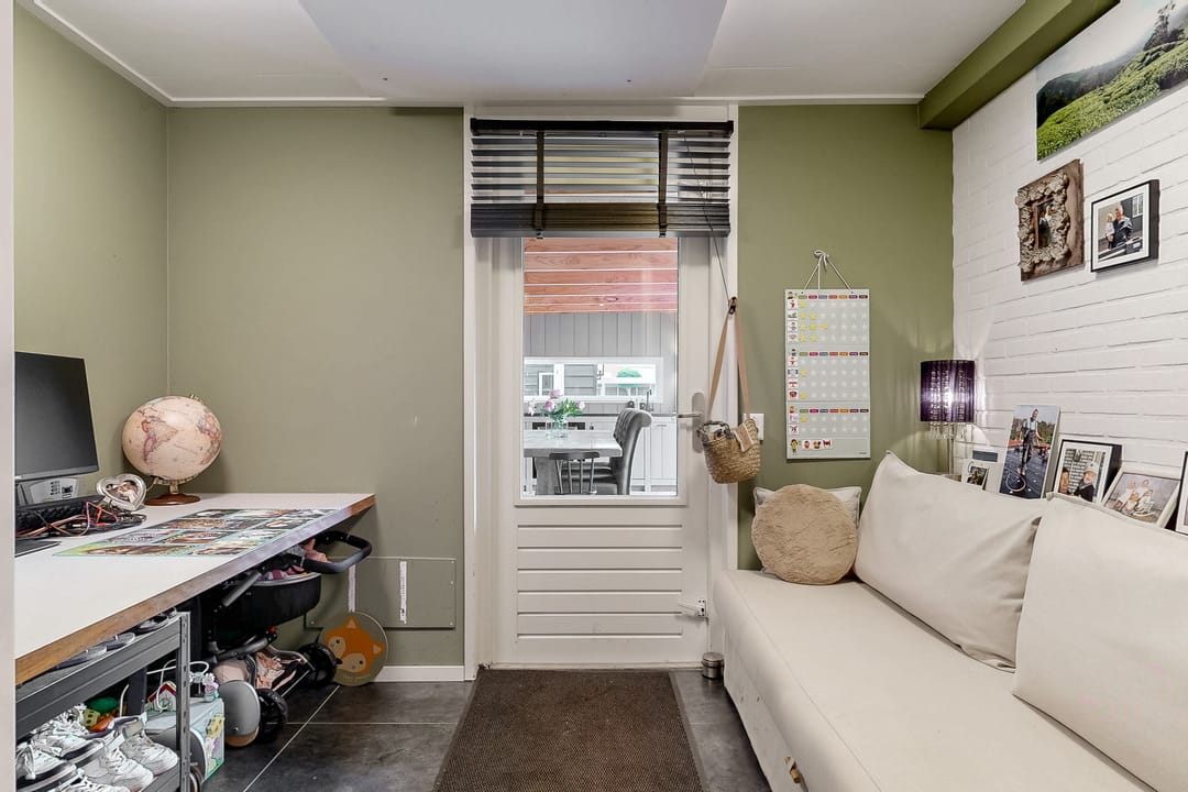 Photo 16 of Spanker 7