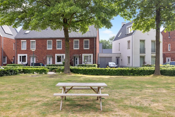 Foto 10 van Den Heuvel 48