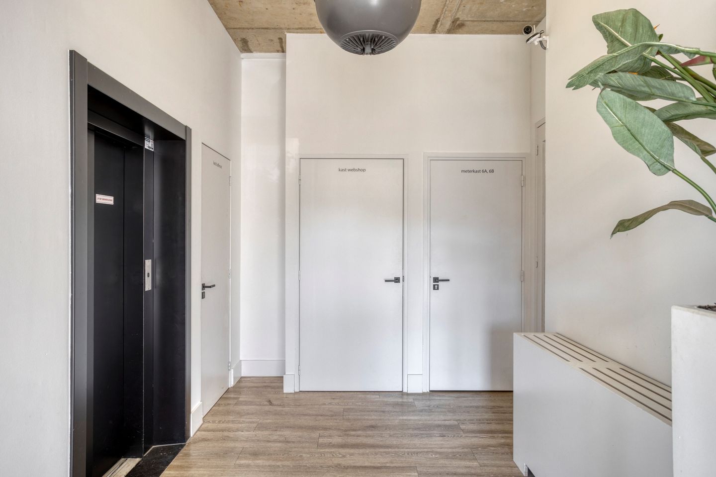 Photo 19 of Eekbrouwersweg 6-A