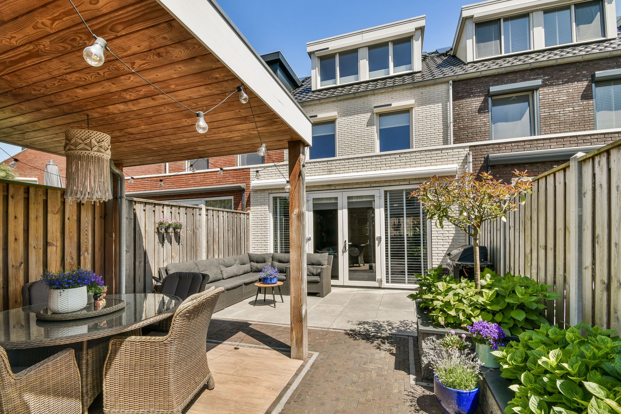 Photo 9 of Anne Frankhove 88