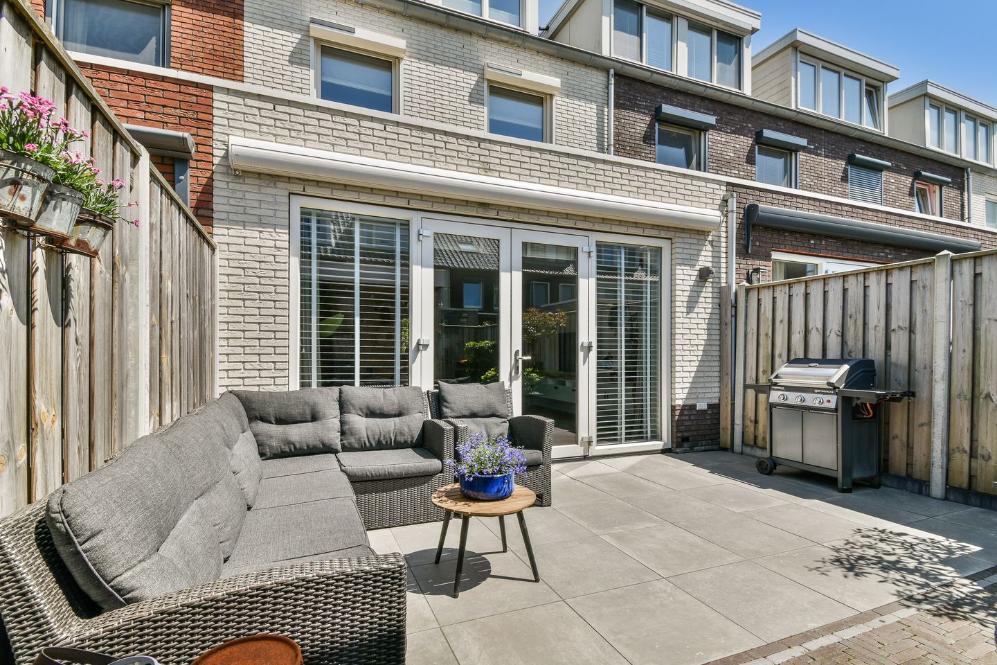 Photo 10 of Anne Frankhove 88