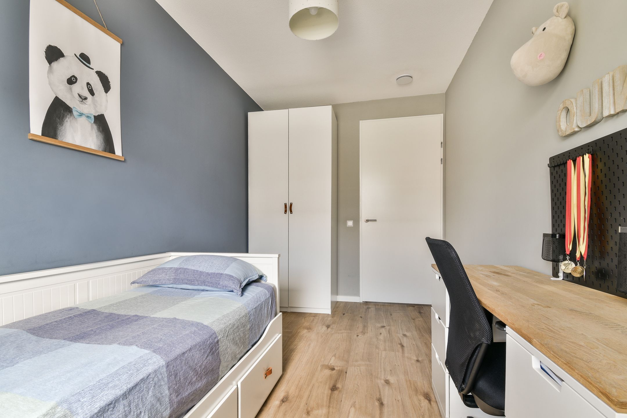 Photo 21 of Anne Frankhove 88