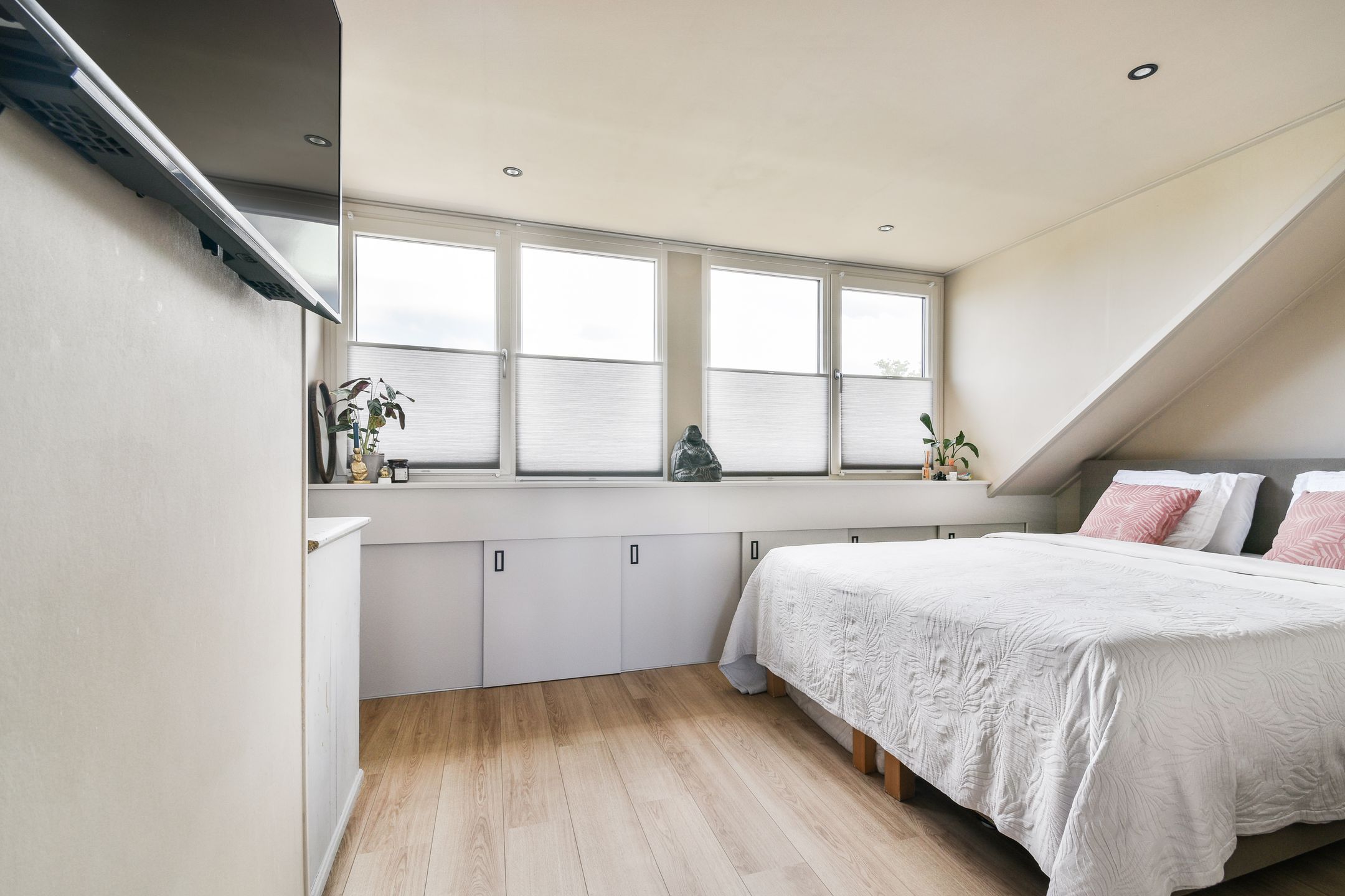 Photo 24 of Anne Frankhove 88