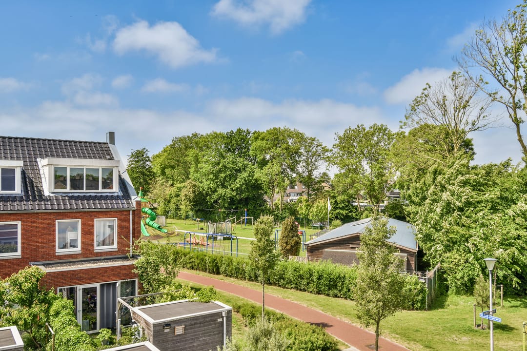 Photo 28 of Anne Frankhove 88