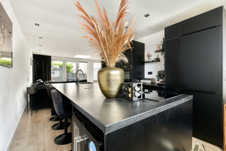 Photo 11 of Van der Veenstraat 11