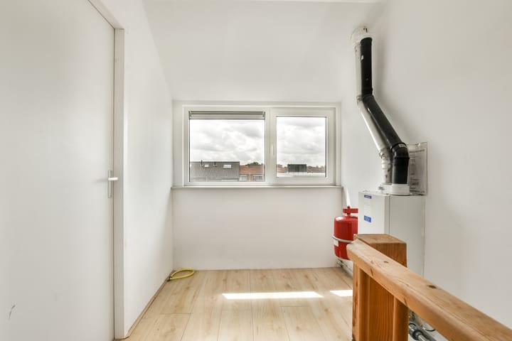 Photo 24 of Van der Veenstraat 11