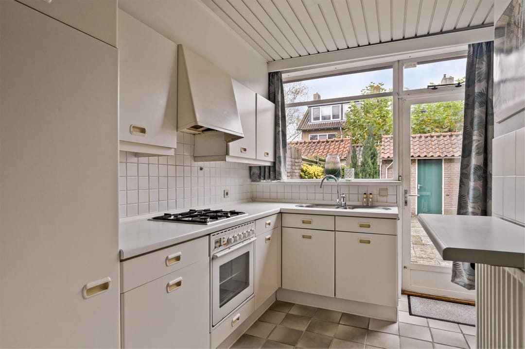 Photo 16 of Veldekestraat 25