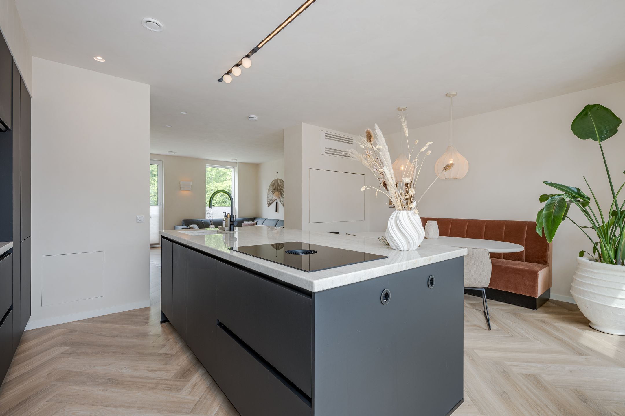 Photo 27 of Nelson Mandelapad 12