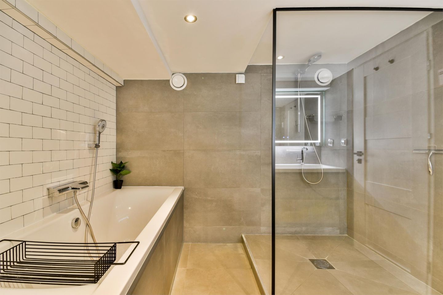 Photo 14 of Weissenbruchstraat 43-H