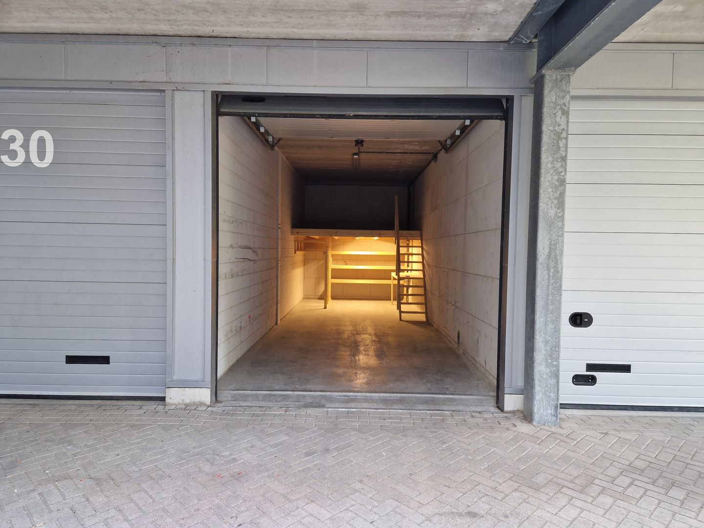 View photo 2 of Honderdland 328