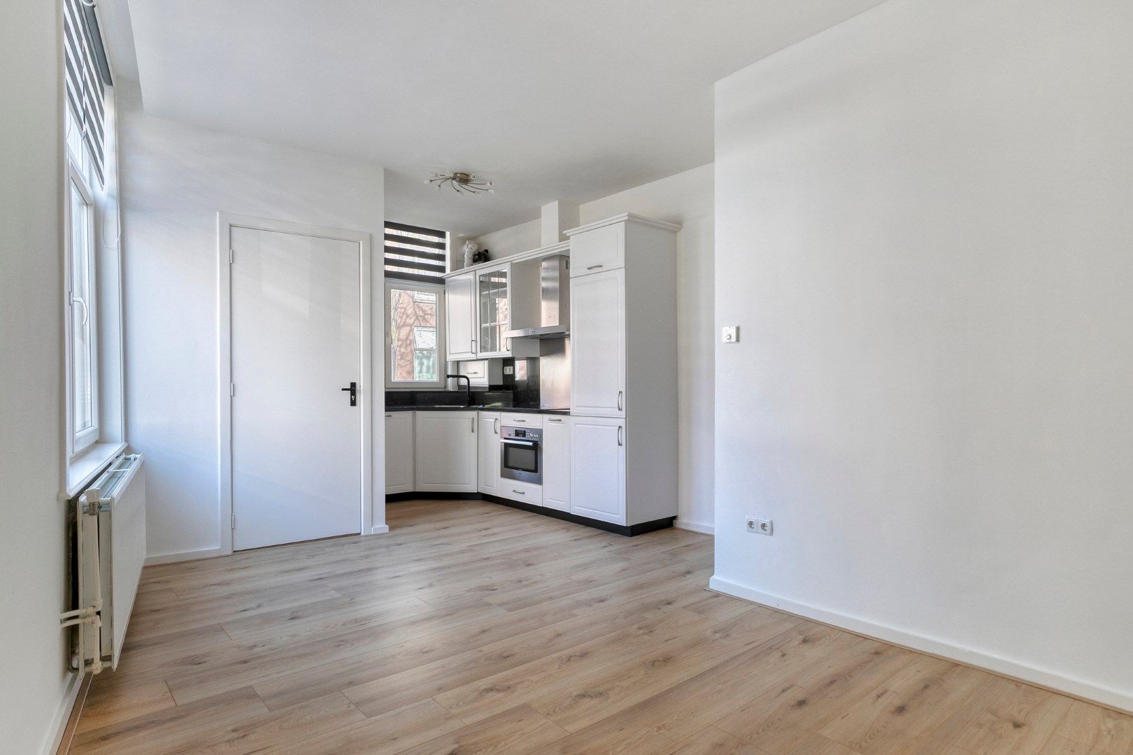 Photo 6 of Van Beverenstraat 15-B