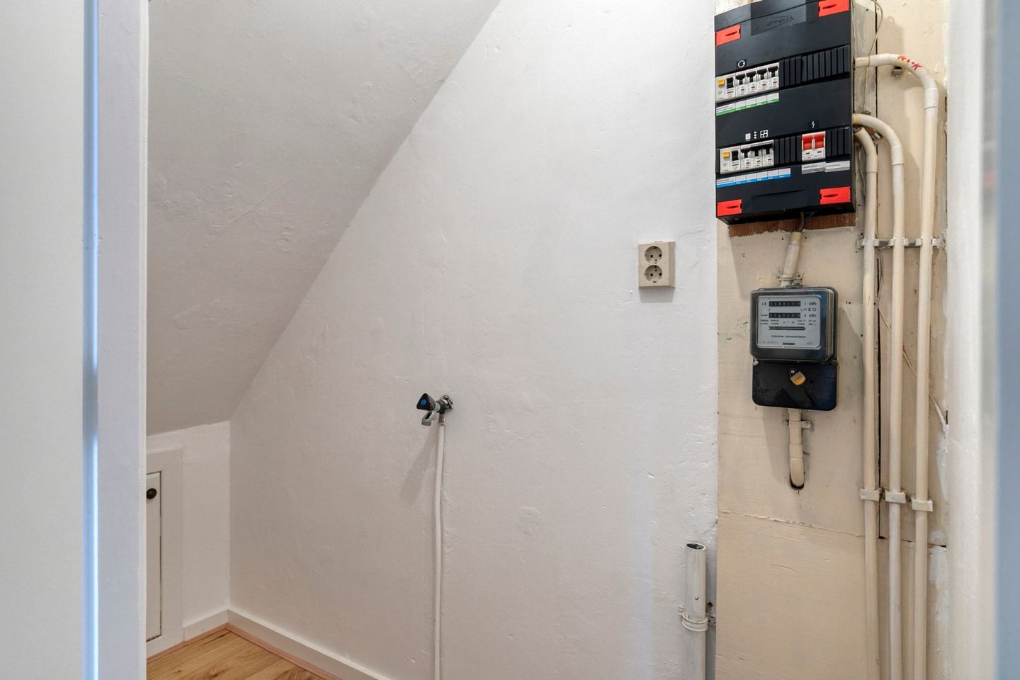 Photo 10 of Van Beverenstraat 15-B