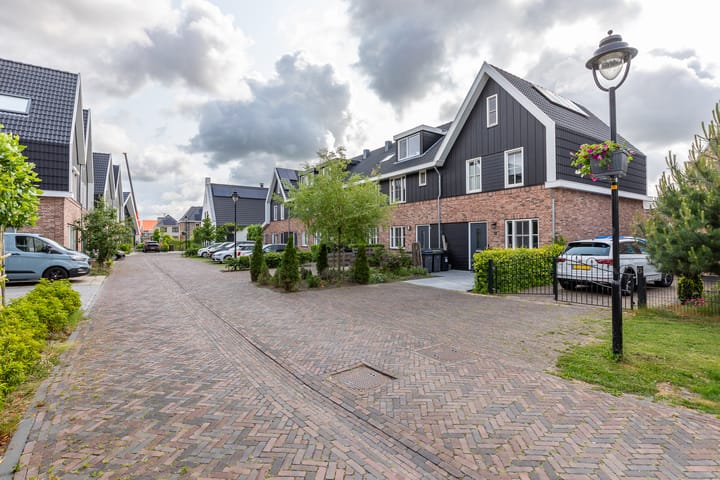 Foto 7 van Lev Landaustraat 10