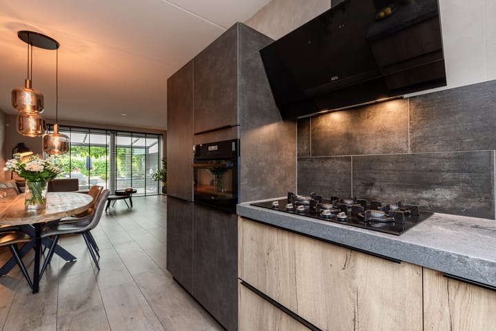 Foto 28 van Lev Landaustraat 10