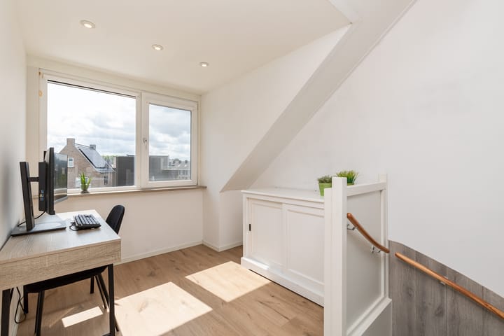 Foto 68 van Lev Landaustraat 10