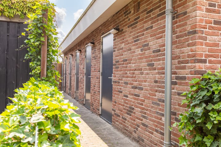 Foto 78 van Lev Landaustraat 10