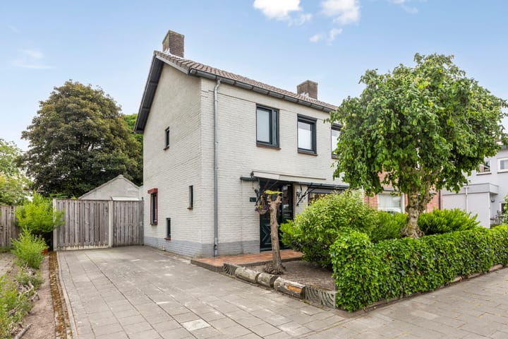 Photo 1 of Burgemeester Voskensstraat 2