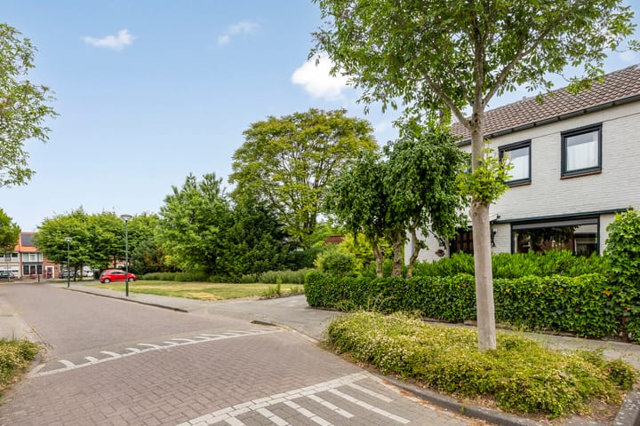 Photo 8 of Burgemeester Voskensstraat 2