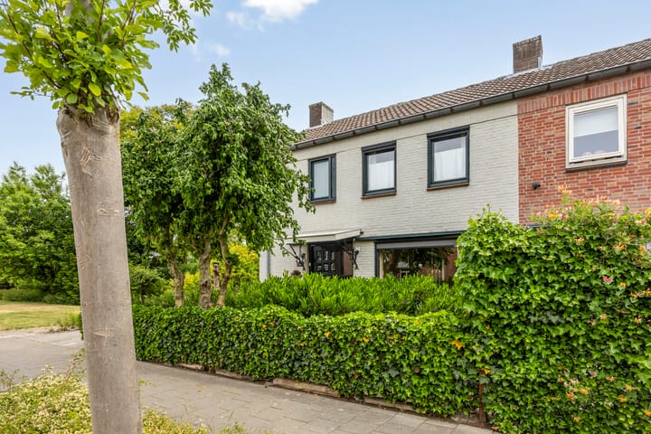 Photo 10 of Burgemeester Voskensstraat 2