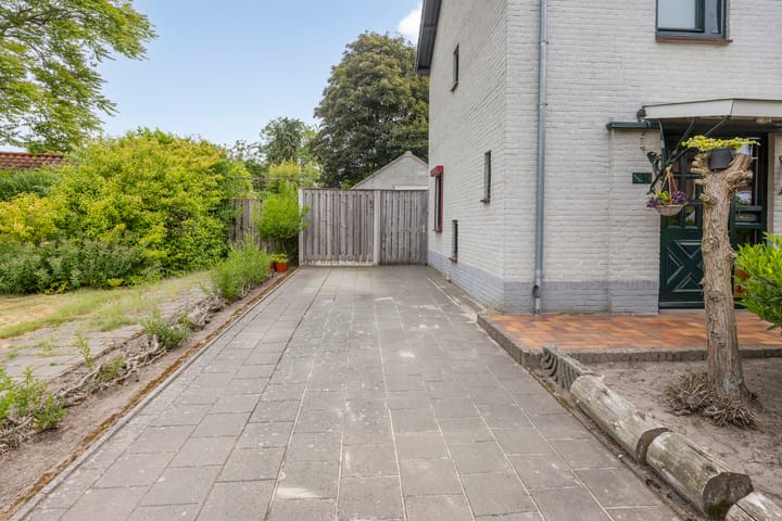 Photo 11 of Burgemeester Voskensstraat 2