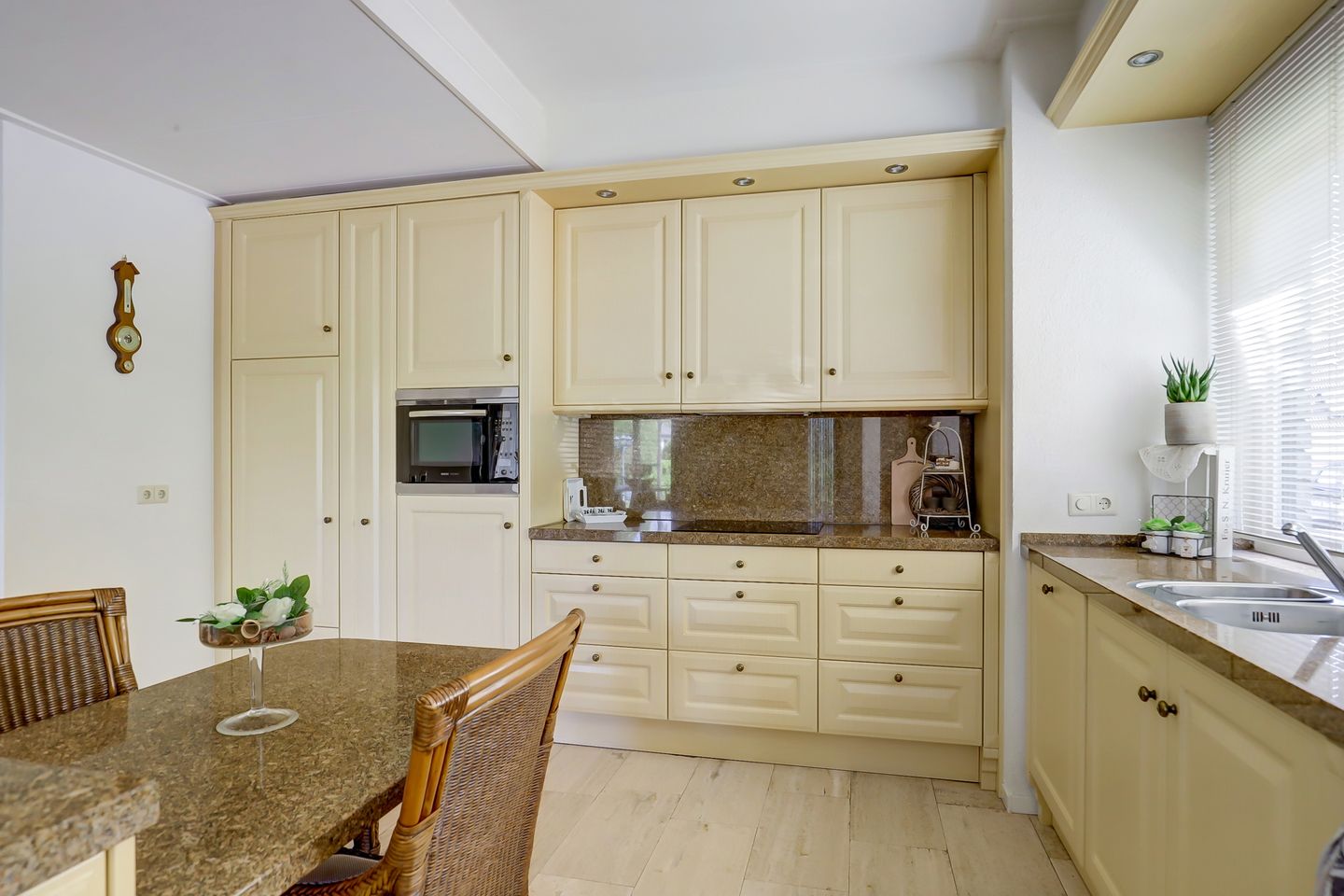 Photo 14 of Burgemeester Nieborgstraat 11