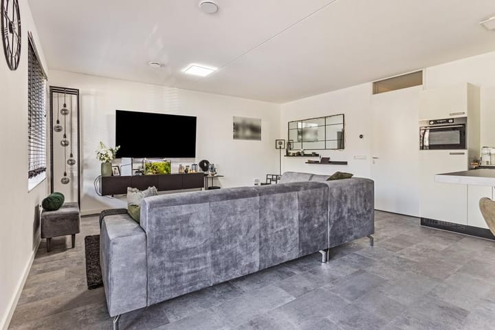 Photo 4 of Van Heuven Goedhartstraat 111