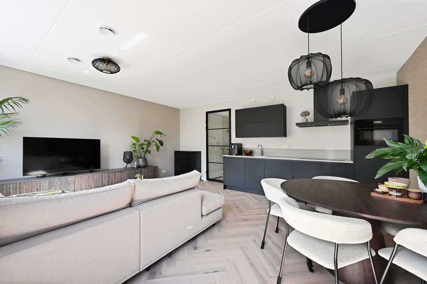 Foto 10 van Leonard Roggeveenstraat 32