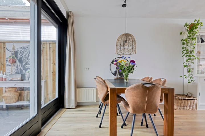 Foto 13 van van Brederodestraat 24