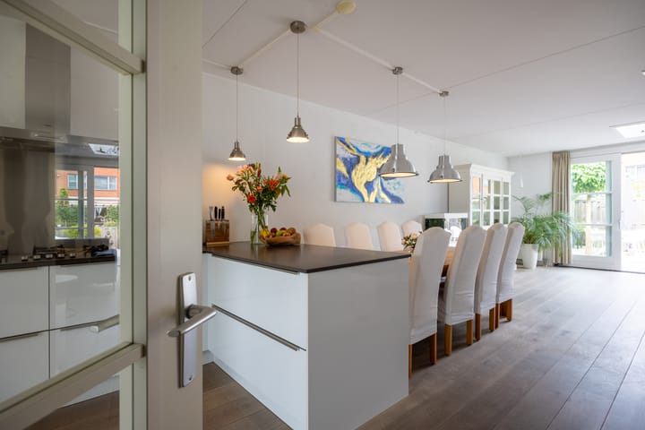 Foto 11 van Helmbloemlaan 9