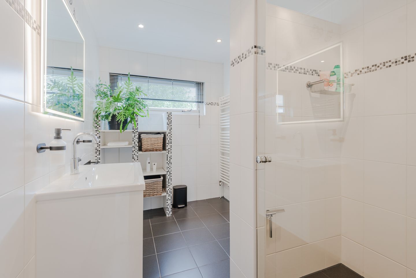 Photo 4 of Richard Burtonstraat 18