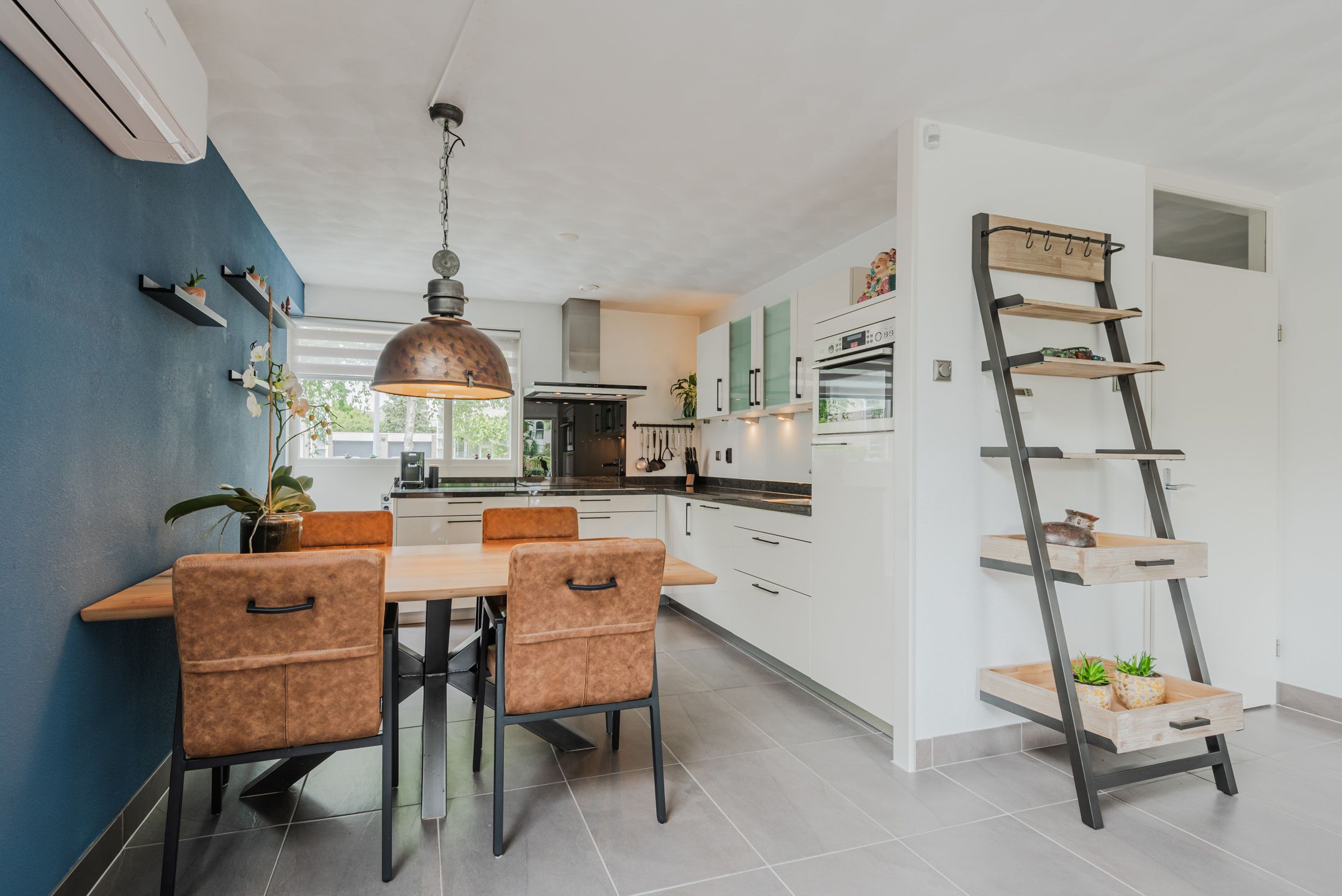 Photo 12 of Richard Burtonstraat 18