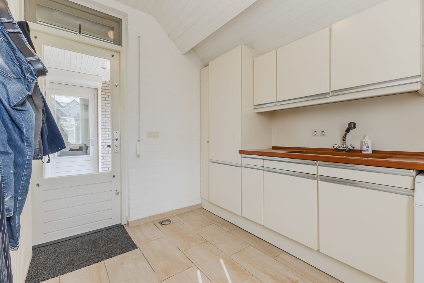 Photo 19 of Mercury 8